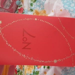 No 7 We are all Beautifully Connected Gift Set